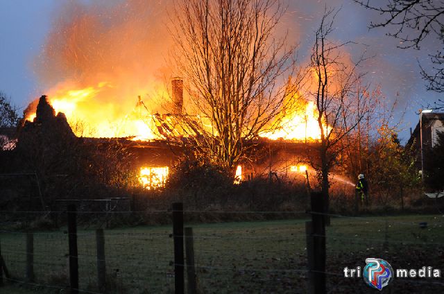 Foto: Marijke Peters - Mogelijk dode bij grote brand in Baakhoven